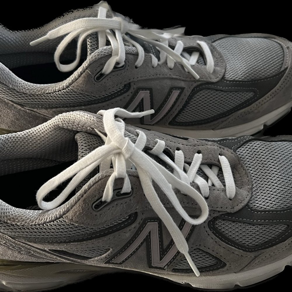 Womens New Balance 990V4  9.5 2A (narrow)